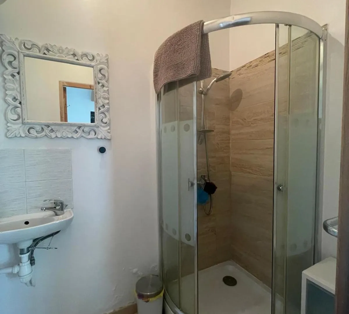 Une Cabine Commode Apartment Marignane Homestay